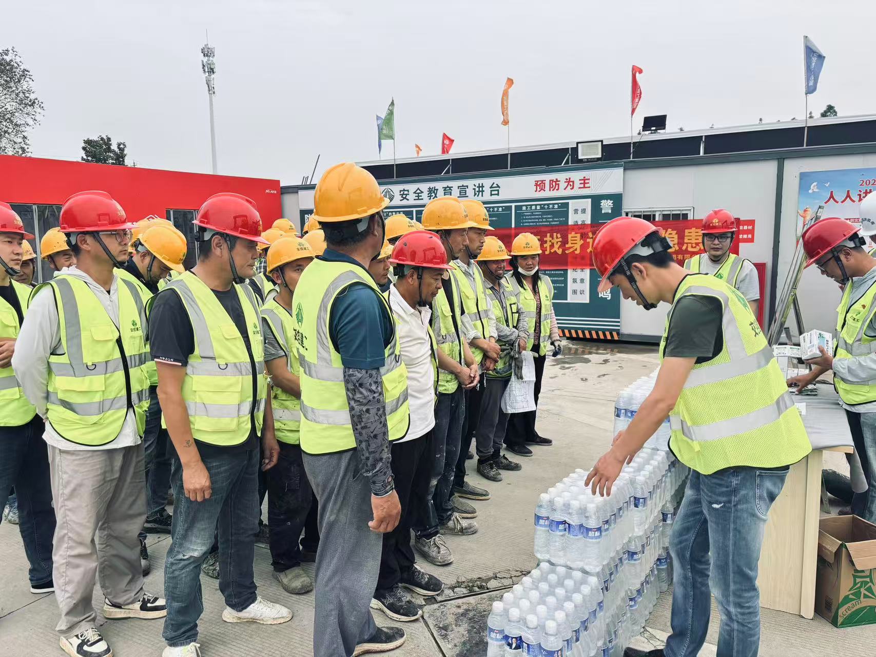 情系一線(xiàn)送清涼 關(guān)懷慰問(wèn)暖人心丨交控建工集團(tuán)所屬項(xiàng)目開(kāi)展“夏日送清涼”活動(dòng)